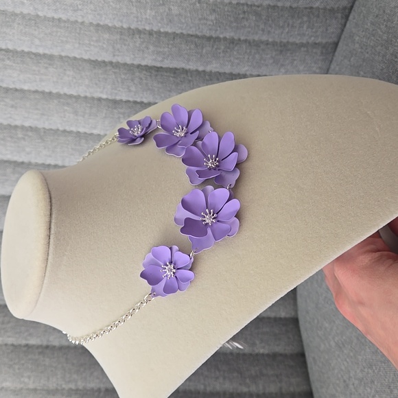 Liz Claiborne Bloom Necklace In Lavender Flower, NWOT - Picture 10 of 14